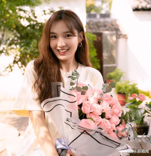 床上出现黑色硬壳小虫子游戏画面